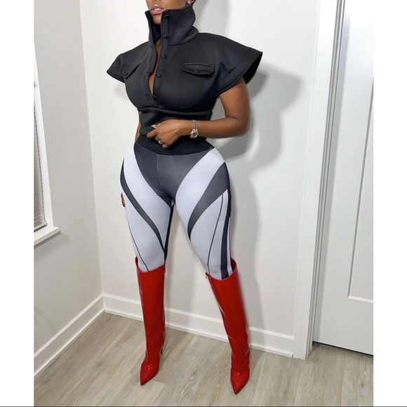 🌹NEW - BETSY Top / In Black - Picture 2 of 6